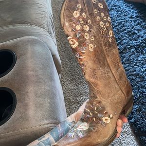 Super cute western boots.